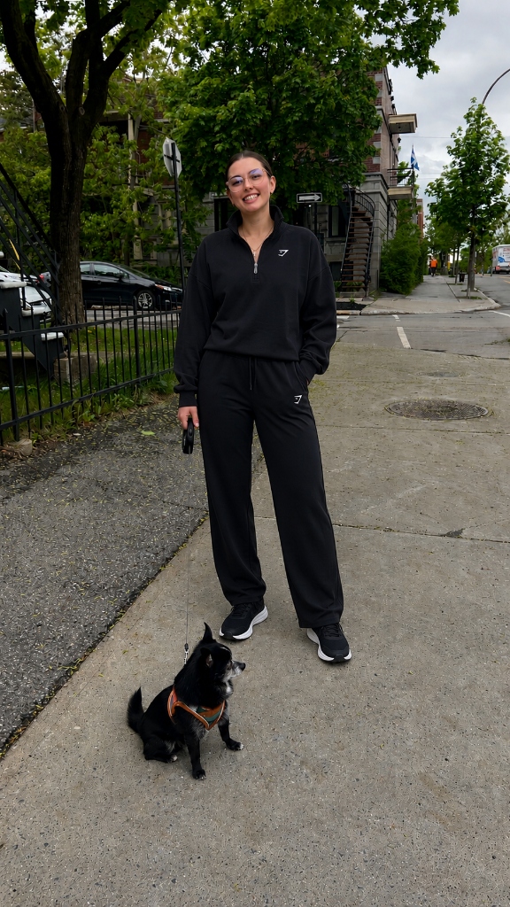 Anne-Marie promenant un chien