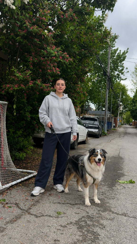Anne-Marie promenant un chien en ville