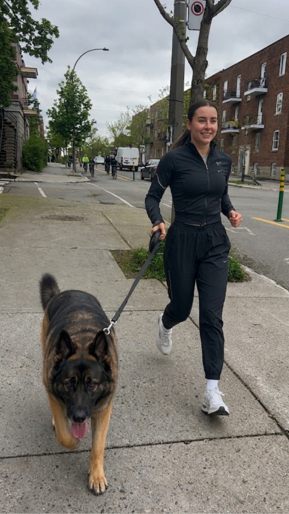 Anne-Marie faisant du jogging avec un chien